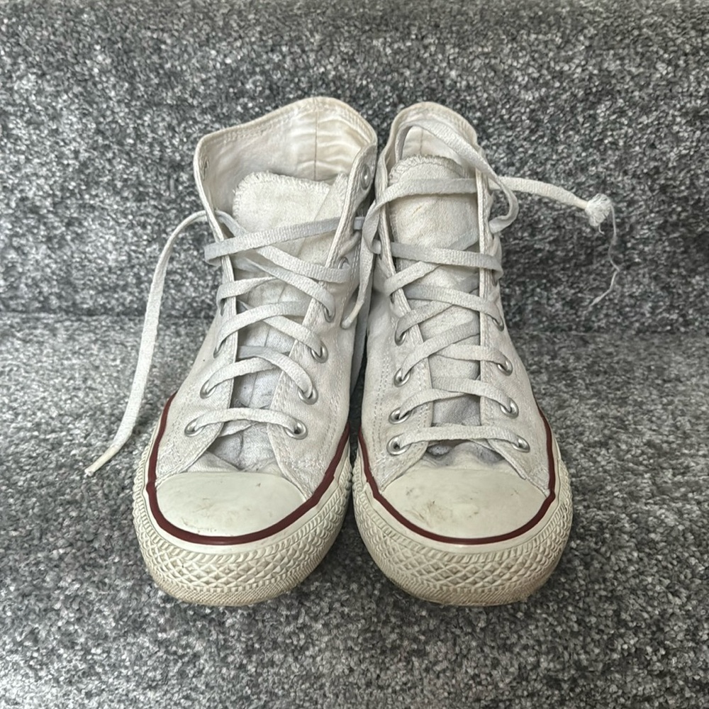 White all star chuck taylor converse